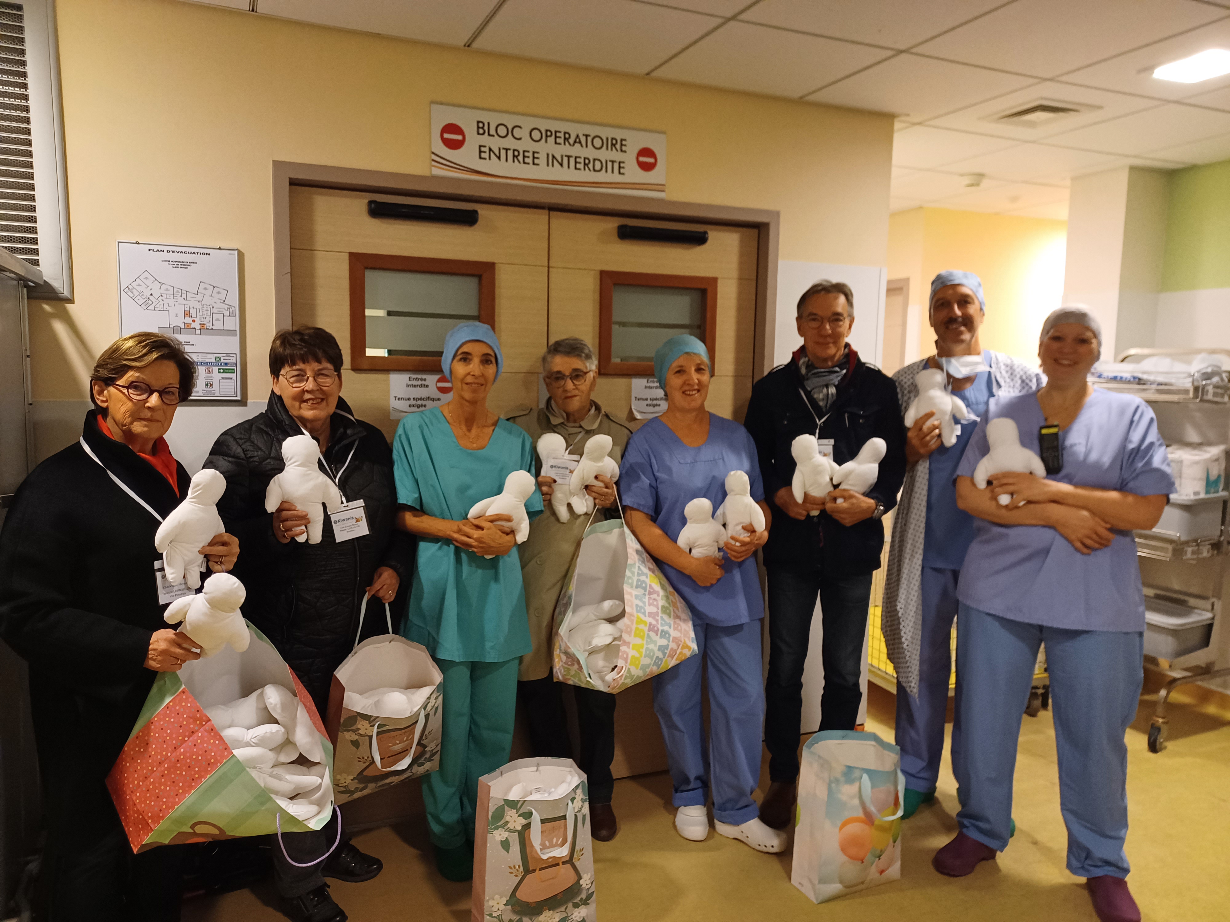 Don de poupées pour les enfants opérés – Kiwanis Bayeux